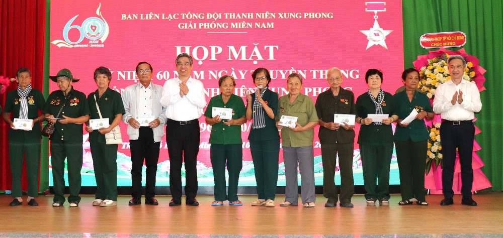 两位市委副书记阮福禄与邓明通向各代表赠送礼物。