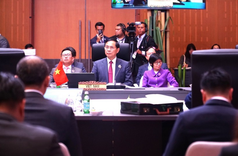 越南政府副总理兼外交部长裴青山出席第五十八届东盟外长会议全体会议。（图：越通社）