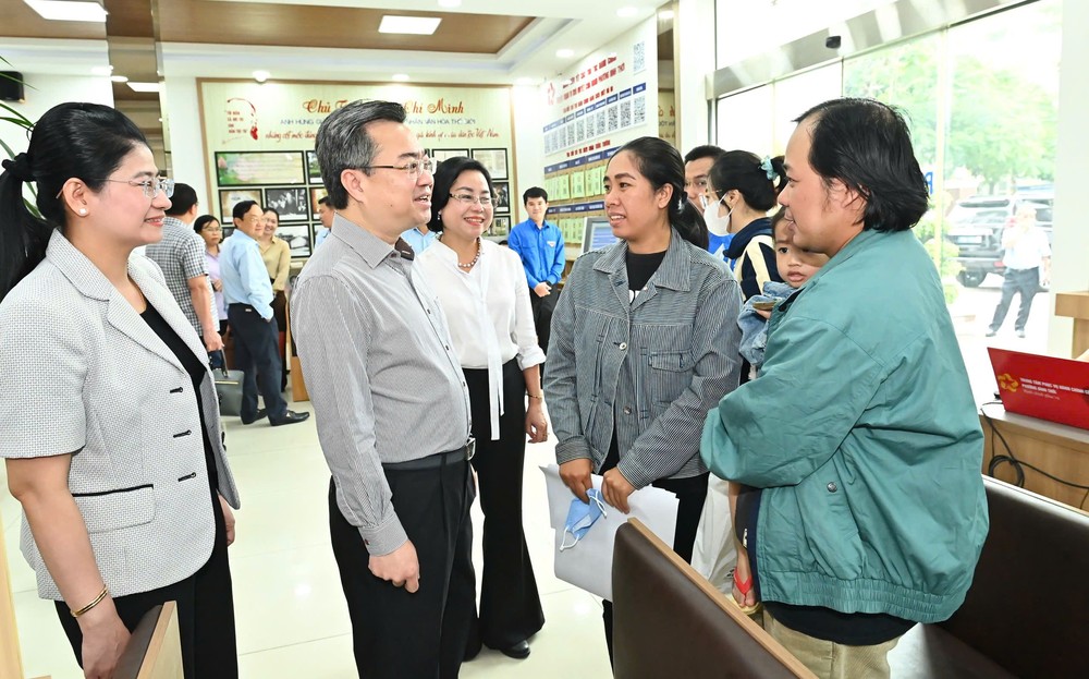 市委常务副书记阮青毅与平泰坊民众交谈。