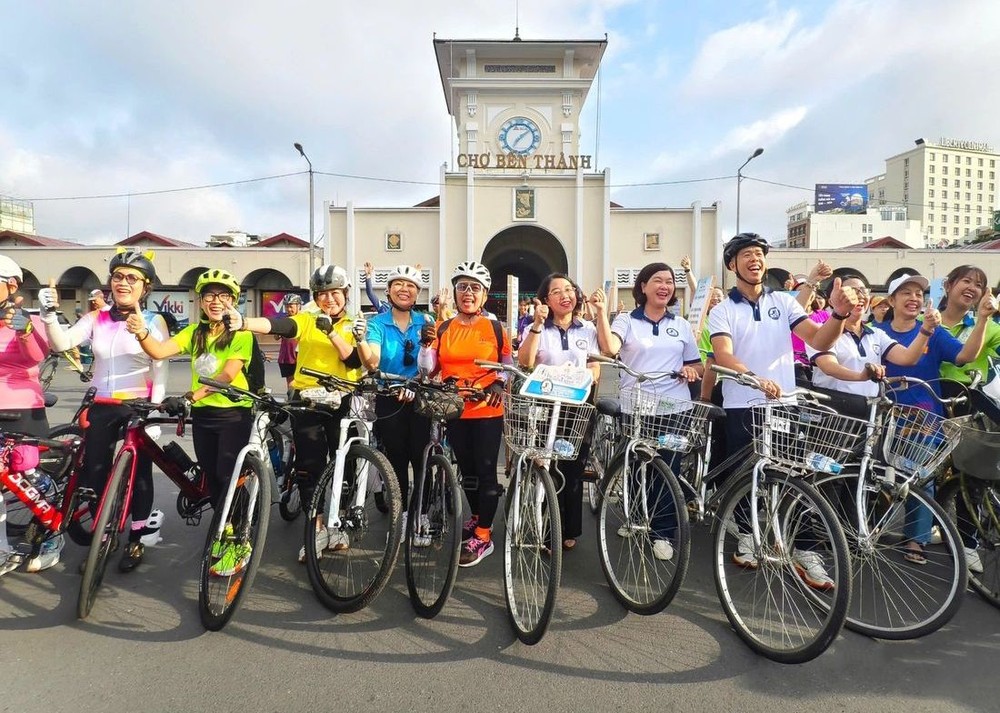 自行车游行团队在滨城市场前集体拍照留念。（图：TTO）