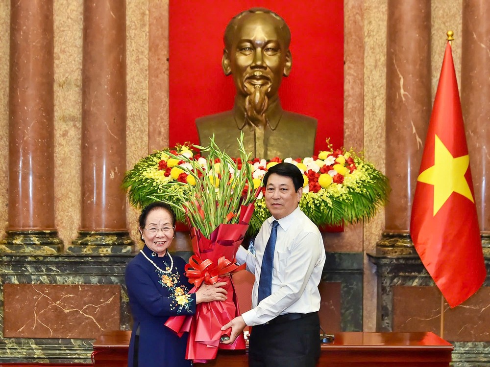 国家主席梁强向越南励学会赠送鲜花祝贺。（图：人民报）