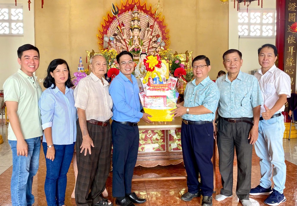 文忠孝编委向陈明诗主席赠送贺诞礼物。