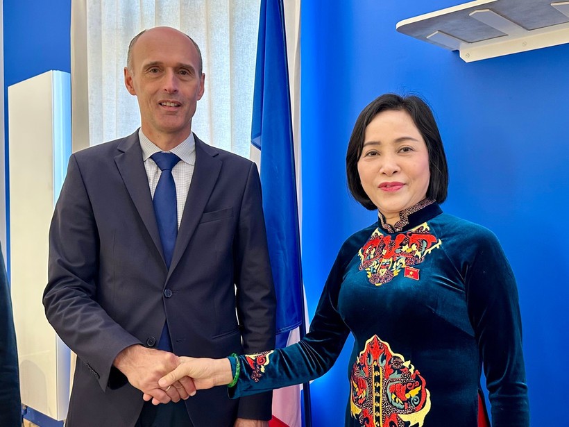 国会副主席阮氏清与普罗万市市长奥利维耶·拉文卡。（图：越通社）