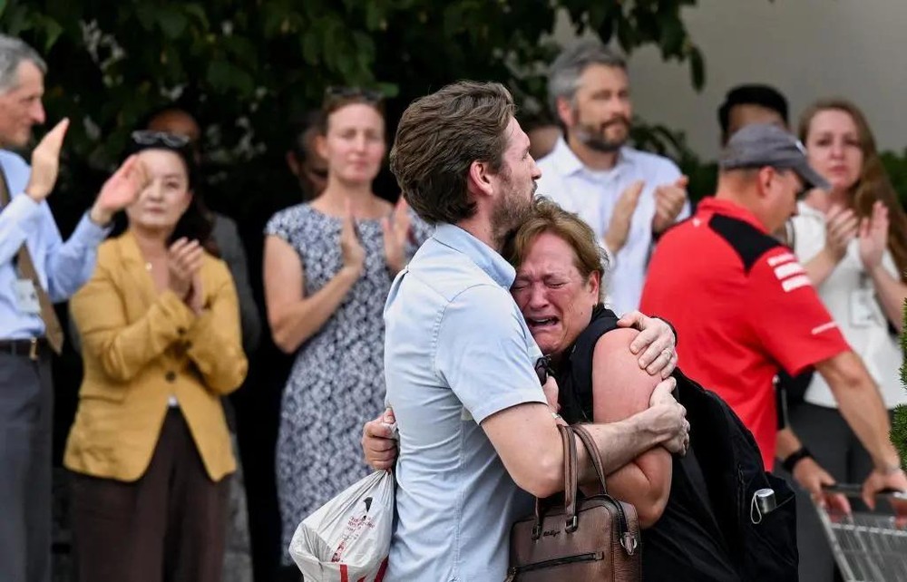 7月11日，在位于华盛顿的美国国务院总部外，一名男子安慰一名女子。（图：新华社/路透社）