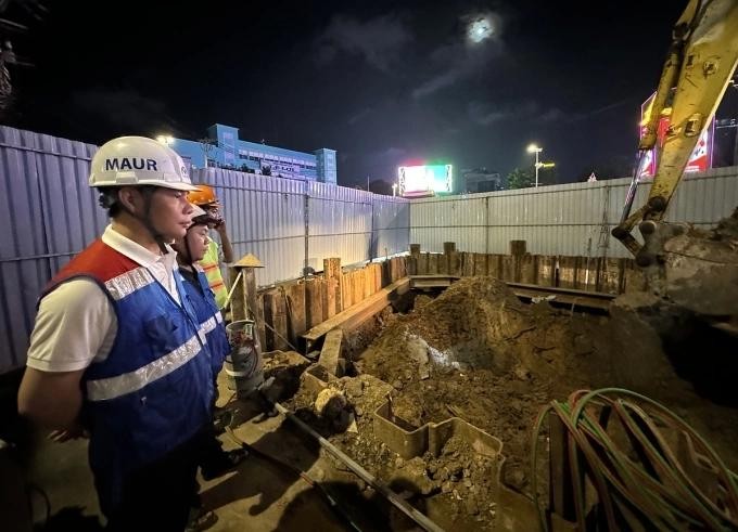 市都市铁路管委会主任潘公平于7月13日晚亲往视察地铁2号线技术基础设施搬迁工作。（图：江英）