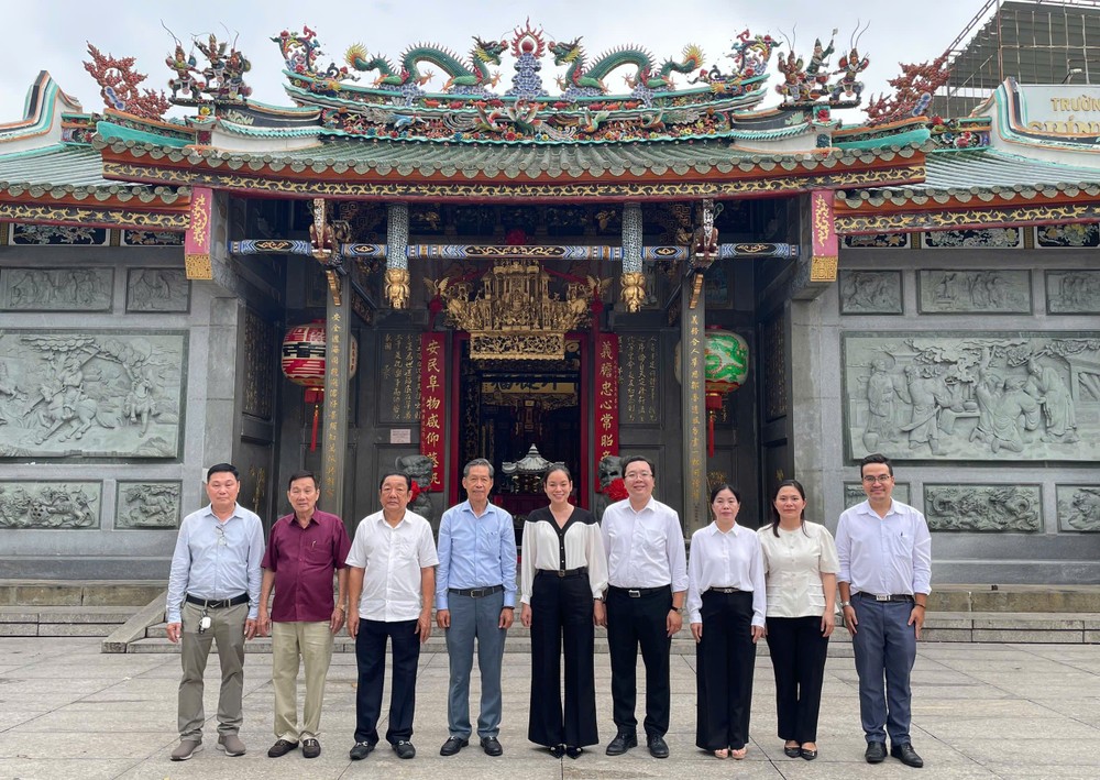 堤岸坊领导与义安会馆理事会合影。