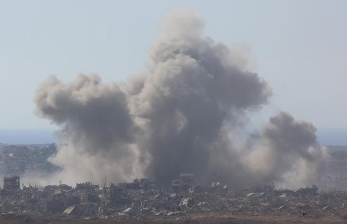 这是7月7日从加沙边境以色列一侧拍摄的加沙地带遭袭后升起浓烟。（图：新华社）