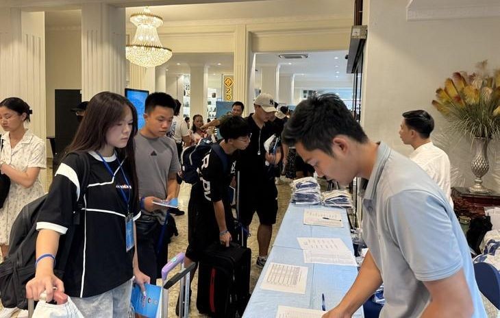 海外侨胞青少年向组委会登记参加2025年夏令营。（图：黎辉）