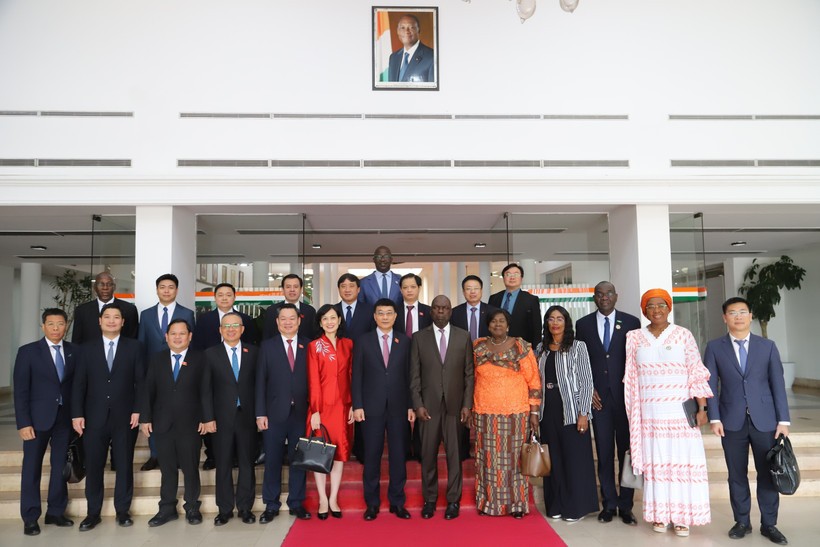 双方代表合影。（图：越通社）