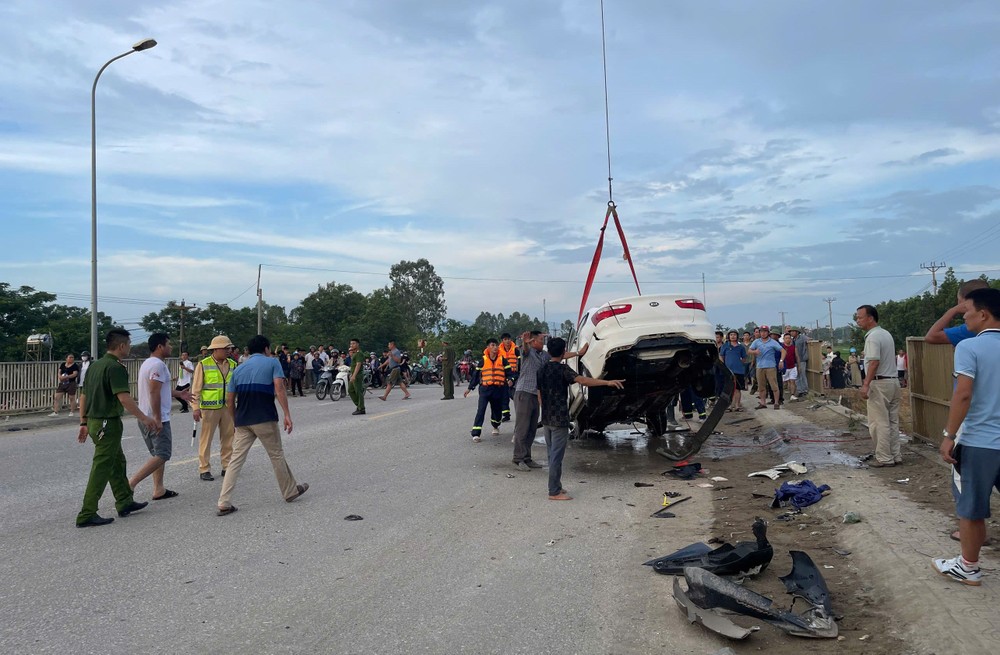 坠河汽车被打捞上岸。