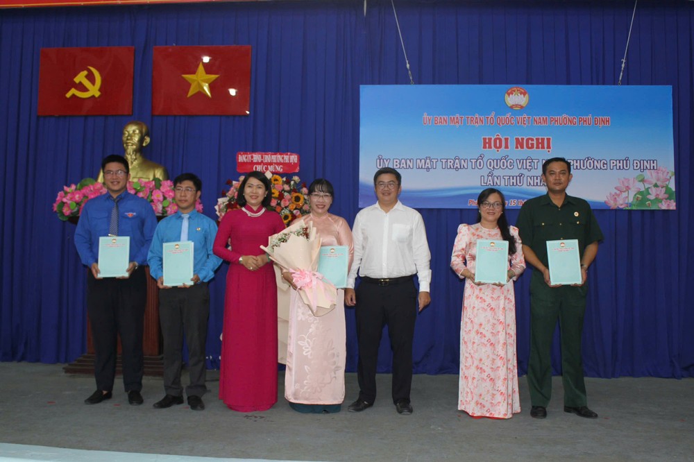 富定坊领导向越南祖国阵线委员会主席李氏芳仁（中）和诸位副主席颁发《决定书》。