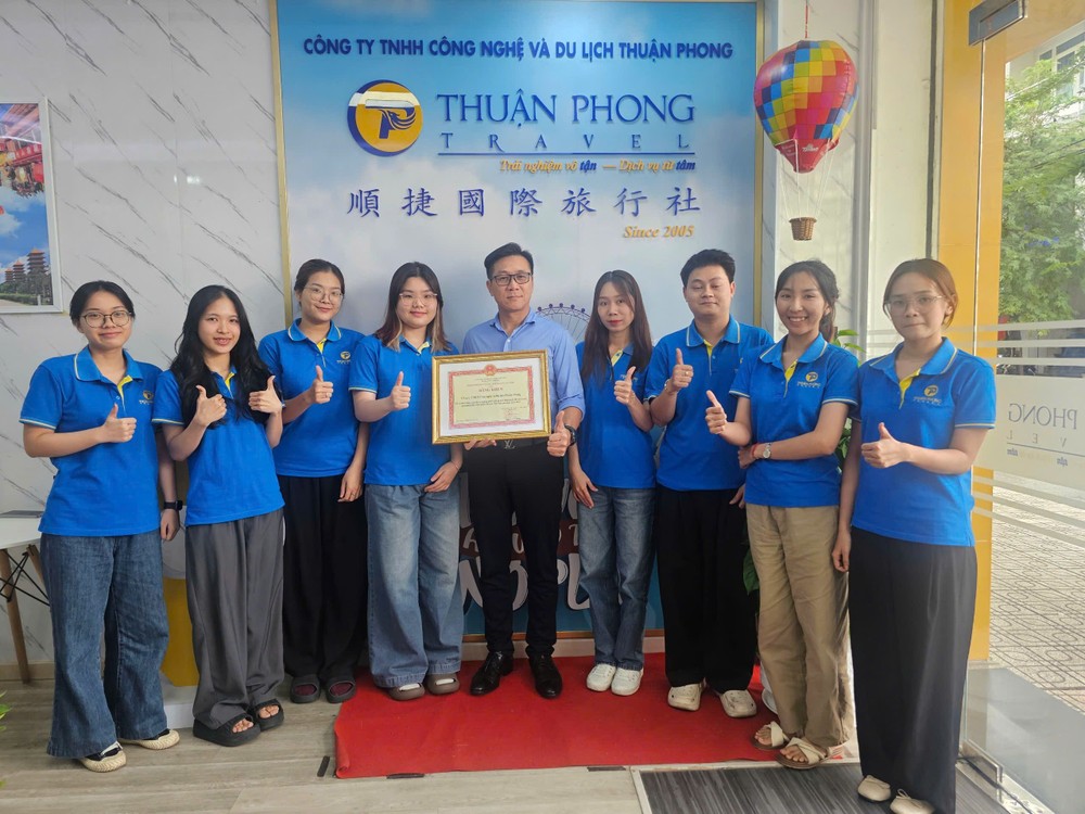 总经理陈侨汉（右五）手持由文体与旅游部颁发之奖项，与顺捷团队合影。