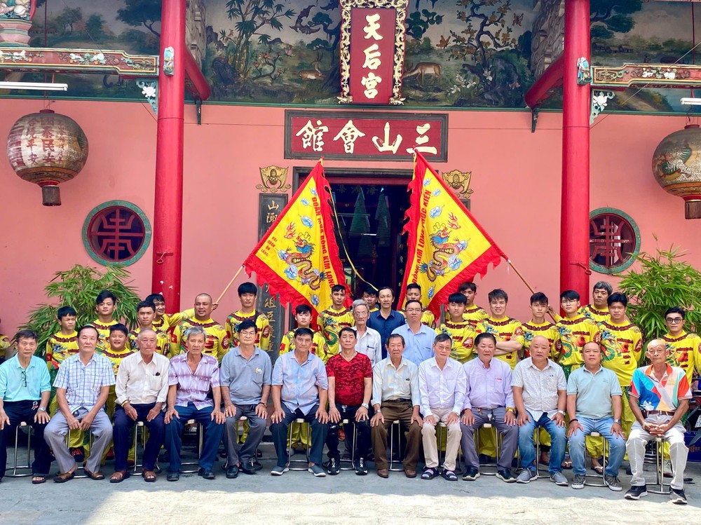 福建金龙团理事会成员与各团员合照。