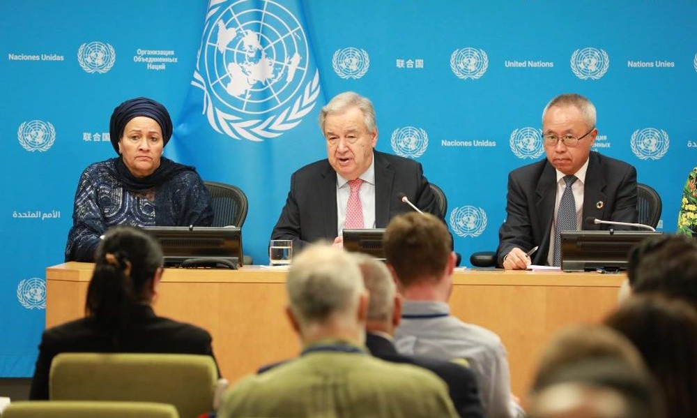7月14日，在位于纽约的联合国总部，联合国秘书长古特雷斯（中）在《2025年可持续发展目标报告》发布记者会上讲话。（图：新华社）