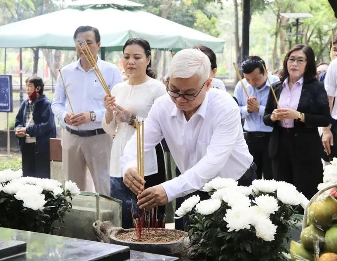 市国会代表团长阮文利（中）同市国会代表团在杭杨陵园上香、敬献鲜花缅怀历代英雄烈士。