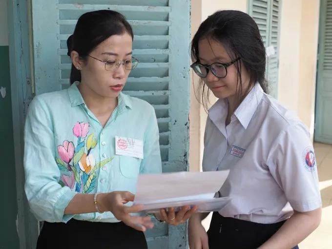 监考老师核对入场考生的身分证件。