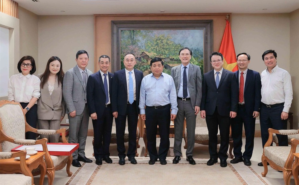 政府副总理阮志勇同各方代表合影留念。（图：越通社）