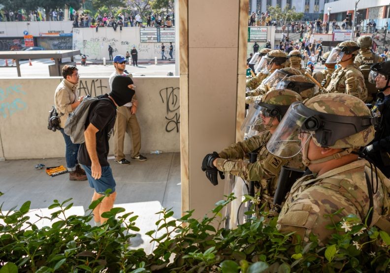 国民警卫军在洛杉矶执行联邦保护任务。（图：互联网）
