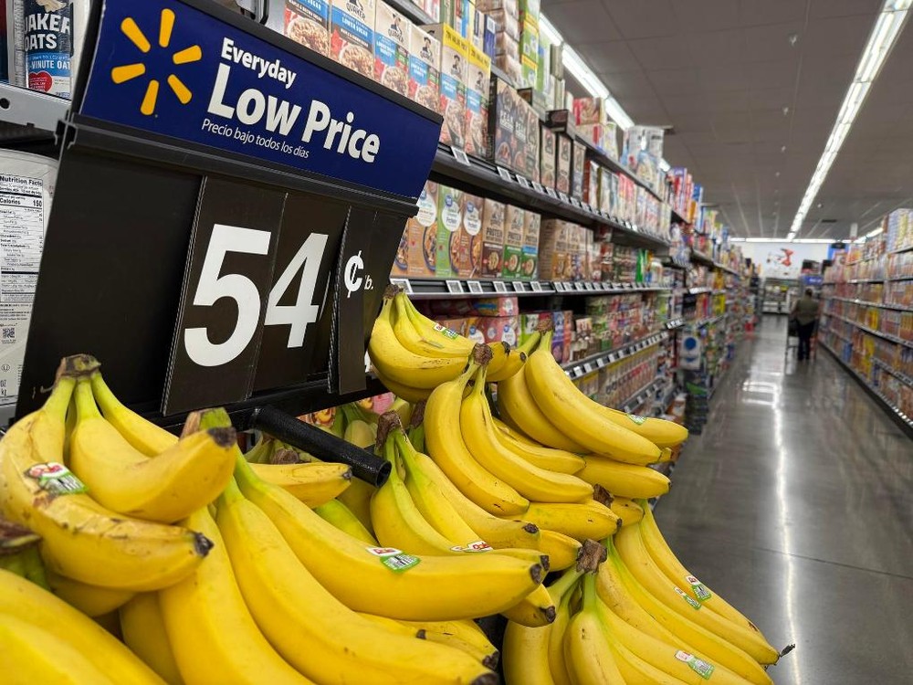 这张5月21日在美国加利福尼亚州洛杉矶县一家沃尔玛超市拍摄的图片显示自哥斯达黎加进口的香蕉价格已经涨至每磅54美分。（图：新华社）