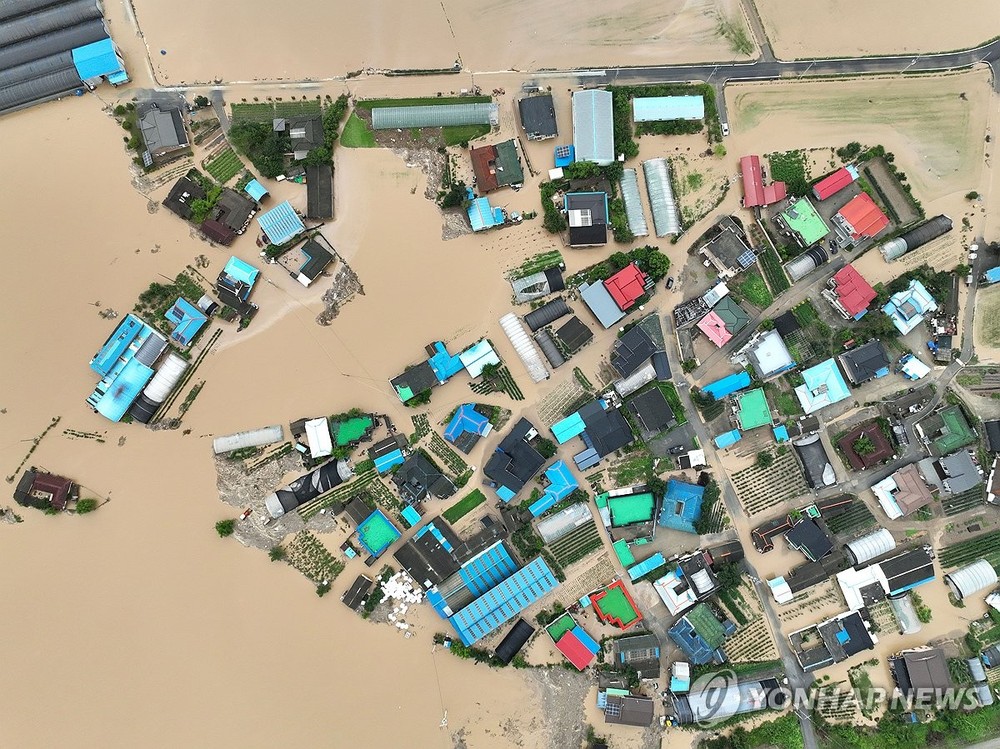 忠清南道礼山郡因暴雨引发洪水氾滥，导致居民区和农田大面积被淹没。（图：互联网）
