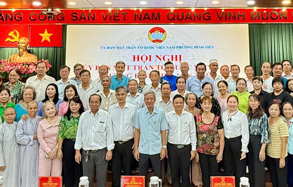 坊领导与坊阵线委员会成员合照。