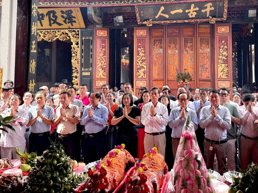 市潮州义安会馆第九届理事会恭贺关圣帝君宝诞。