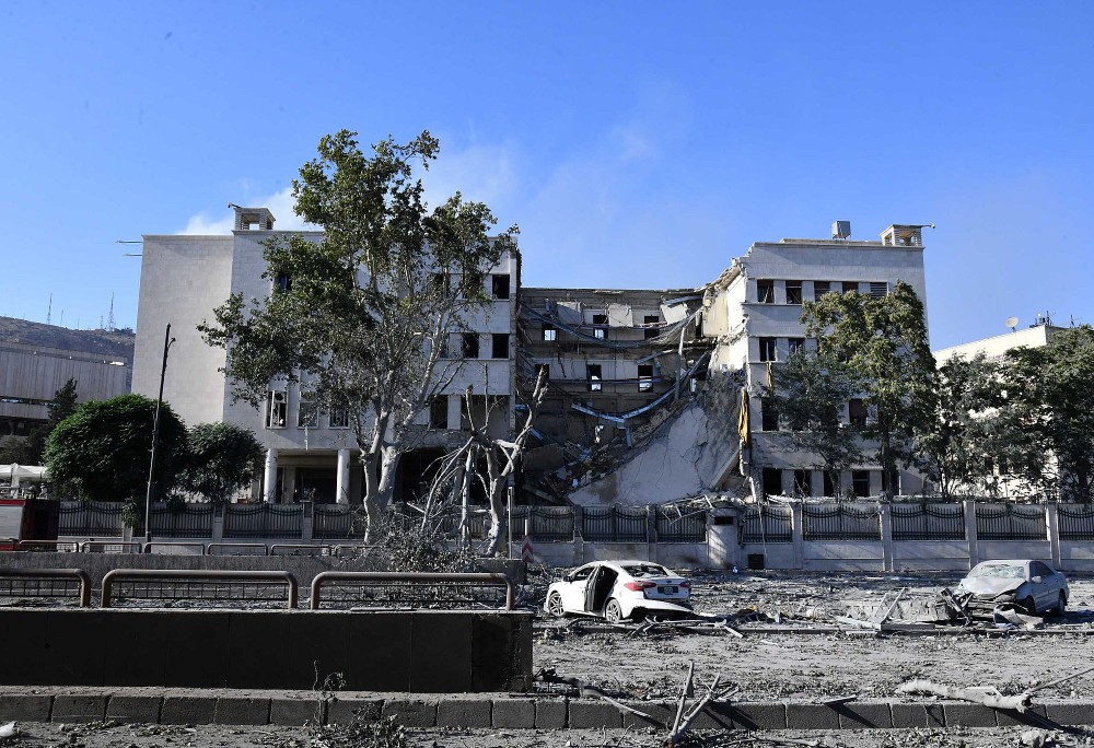 7月16日，在叙利亚首都大马士革拍摄的在以色列空袭中受损的叙“总参谋部”大楼。（图：新华社）