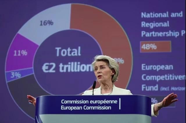 欧盟委员会主席冯德莱恩7月16日在布鲁塞尔的新闻发布会上公布一项规模约2万亿欧元的长期预算案。她说，这项预算案将调整欧盟筹集资金的方式，同时保持成员国出资水平基本不变。（图：路透社）