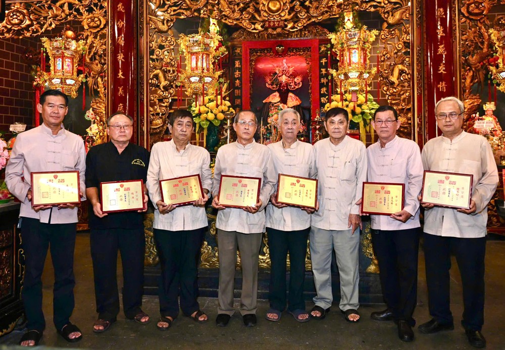 边和七府古庙第二届理事领取聘书。