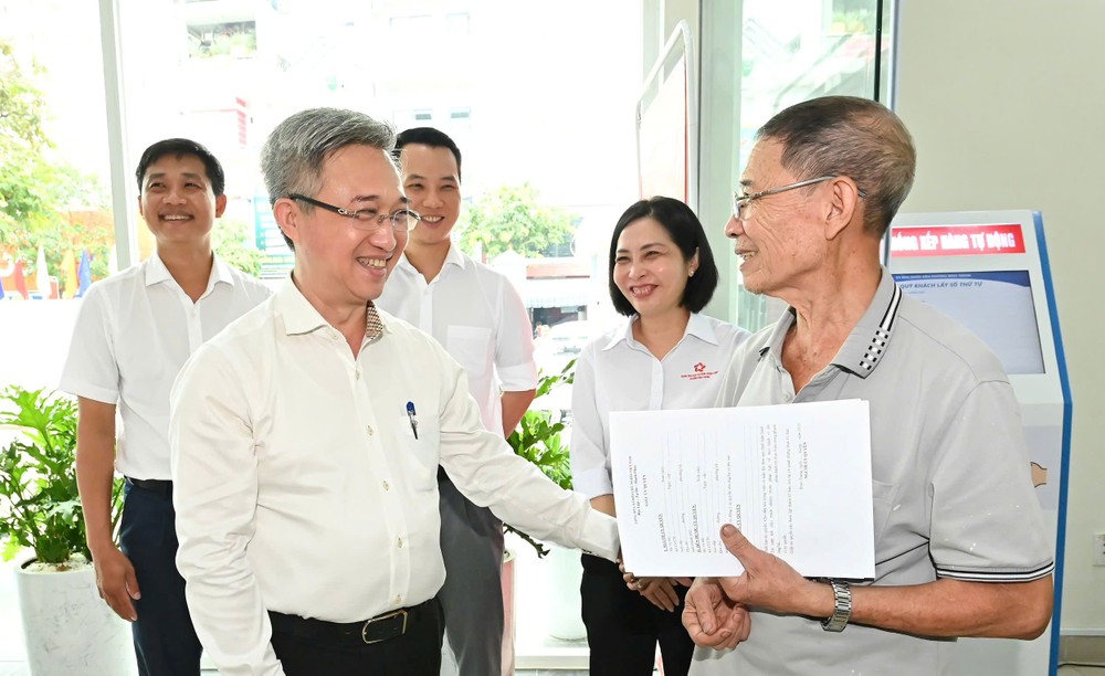 市委副书记邓明通与办理行政手续的平征坊民众交谈。