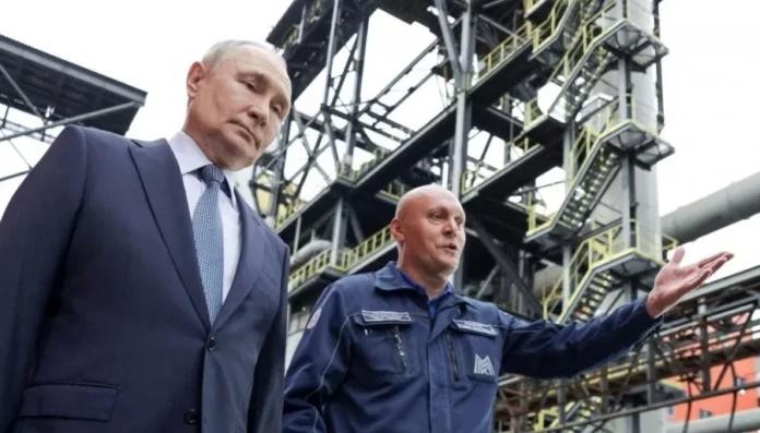 俄罗斯总统普京（左）于16日视察了马格尼托哥尔斯克的钢铁厂。（图：互联网）