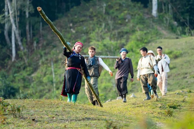 《哈哈家庭》成员与当地居民体验生活。