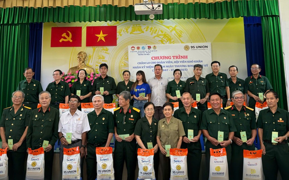 荞桥坊向荣军和退伍军人赠送礼物。