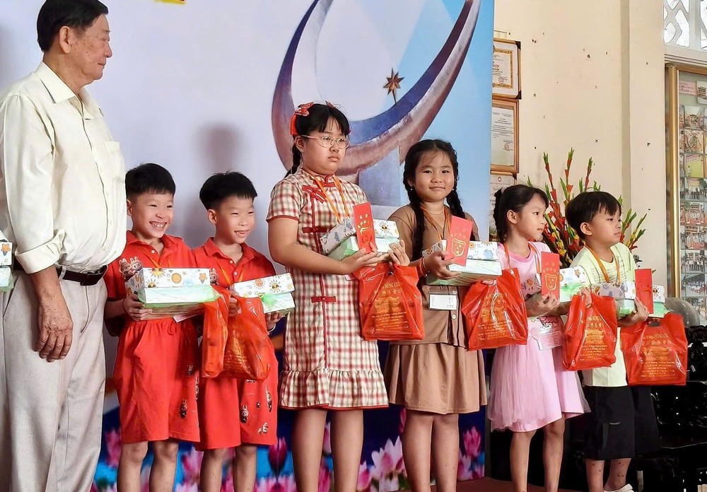 崇正大埔优秀子弟获得奖励。