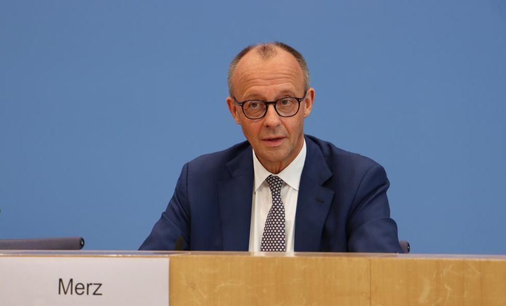 7月18日，德国总理默茨出席在柏林举行的夏季新闻发布会。（图：新华社）