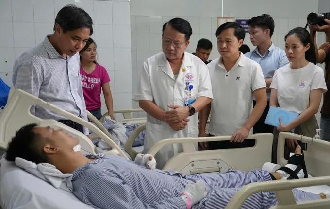 广宁省卫生厅代表探望慰问一名正在医院接受治疗的伤者。