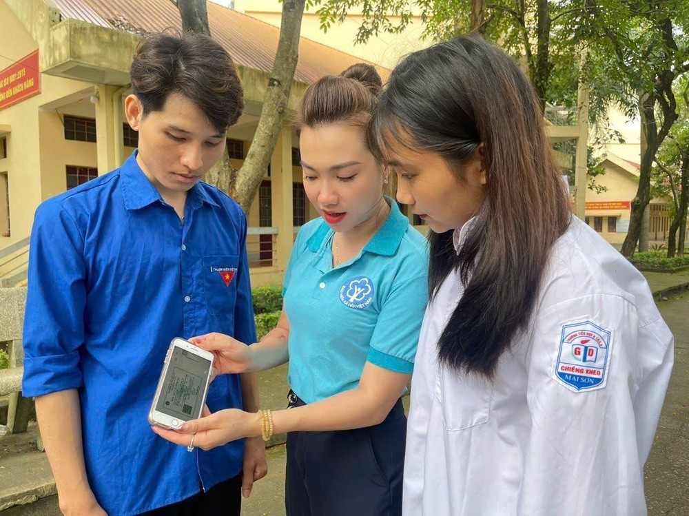 保险机关工作人员向学生宣传有关医疗保险的资讯。