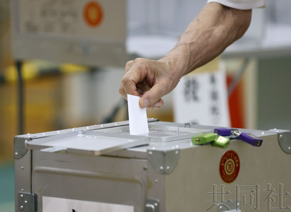 7月20日上午，日本东京都港区选民在进行参院选举投票。（图：共同社）