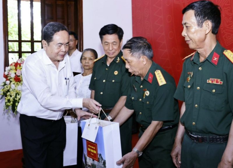 国会主席陈青敏向革命有功者赠送礼物。