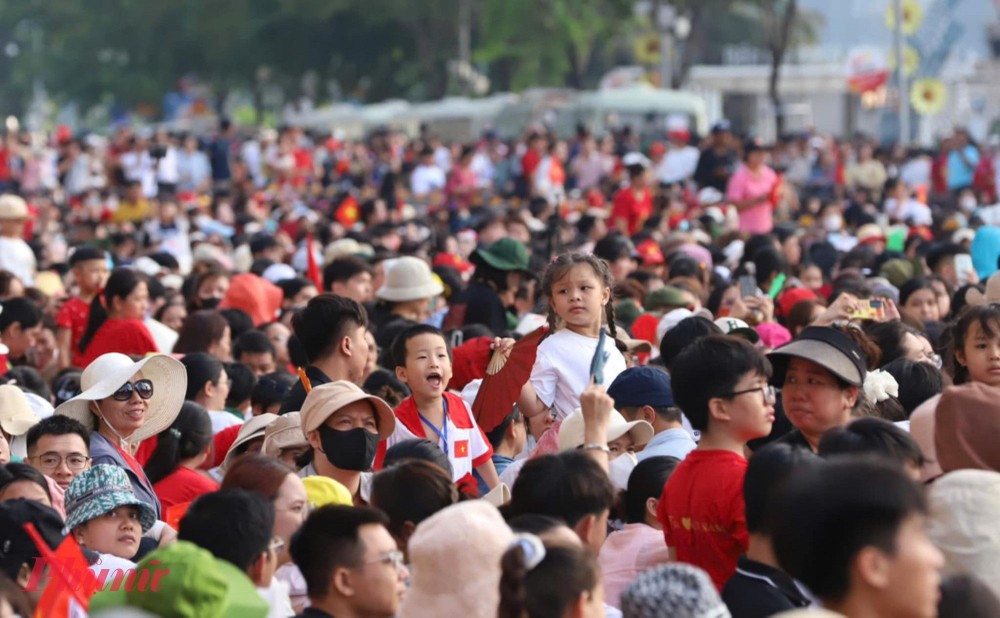 在本市举行的南方解放和国家统一50周年阅兵游行仪式吸引了大量国内外游客。（图：琼陈）