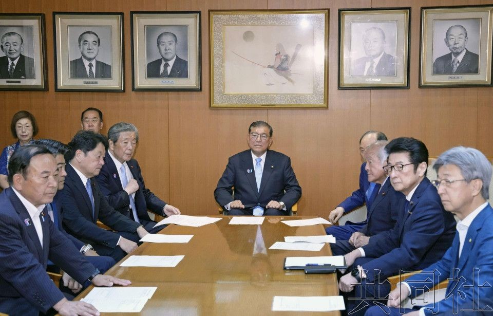 日本首相、自民党总裁石破茂(中央)等人出席临时党高层会议。（图：共同社）