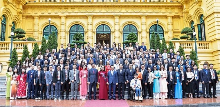 国家副主席武氏映春在主席府前同与会代表合影留念。（图：人民报）