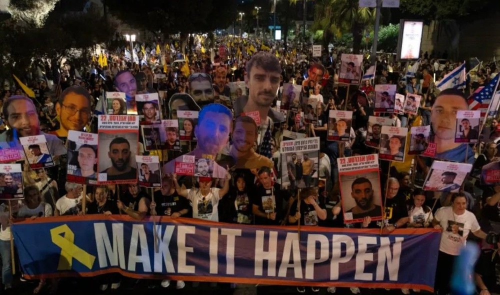 被扣押人员家属再次在特拉维夫示威要求达成协议。（图：互联网）