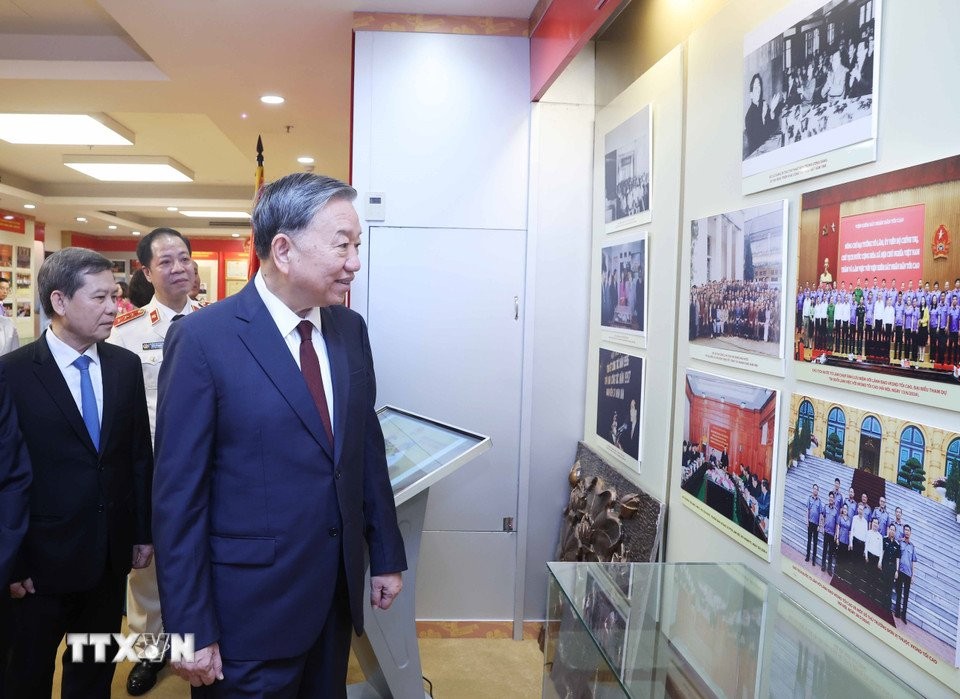 苏林总书记参观人民检察部门传统展室。