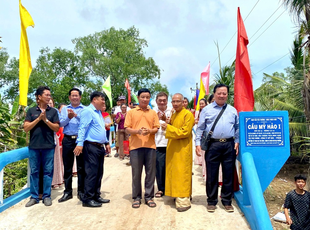 梁万荣（右一）与地方政府和友仁为开心地为“美好1”桥揭碑。