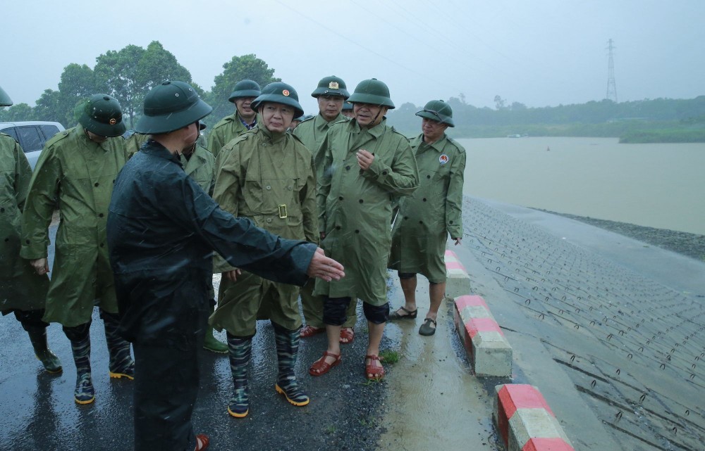 将危险区域群众转移至安全地点