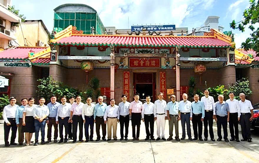 各华人会馆正副理事长与唐立总领事（右十）合影。