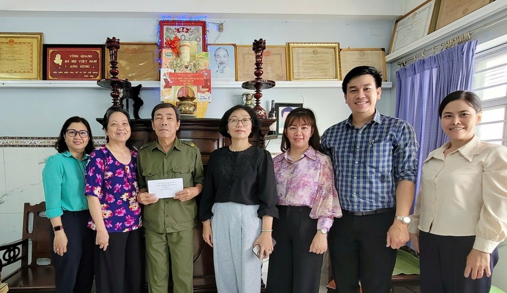 lanh dao tham nguoi co cong.jpg