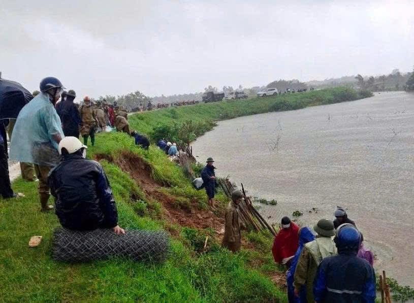 数百人抢救被 3 号风暴侵蚀的清化省护堤。（图：社交网）