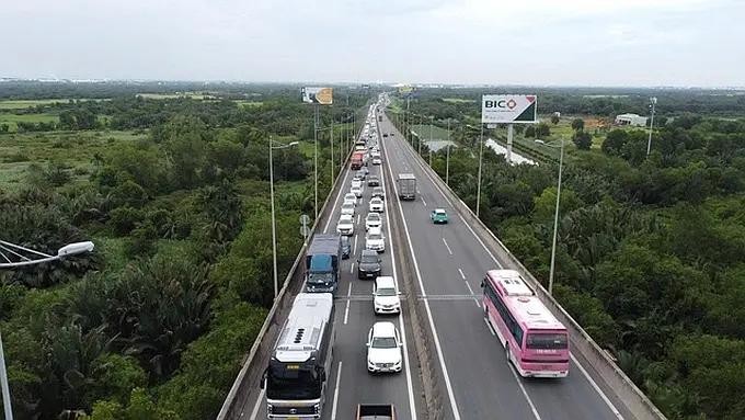 今日中午12时之前，承包商将清理施工现场并恢复路面，使该路段交通恢复稳定。（图：CTV）